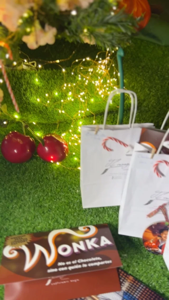 ✨🍭 Estas Navidades, regala magia pura con nuestros reportajes únicos inspirados en el fantástico mundo de Willy Wonka. Un decorado de ensueño donde los más pequeños viven su cuento personal, lleno de colores, dulces y momentos inolvidables. 🎥💫

📸 Captura cómo crecen año tras año en un escenario mágico que enamorará a abuelos, tíos y amigos. Un recuerdo perfecto para compartir alegría y ternura en estas fiestas.

🎄 Este año, sorprende con un regalo que no solo se ve, ¡se siente! 🎁✨
#gava #willywonka #willywonkaandthechocolatefactory #willywonka2024croma