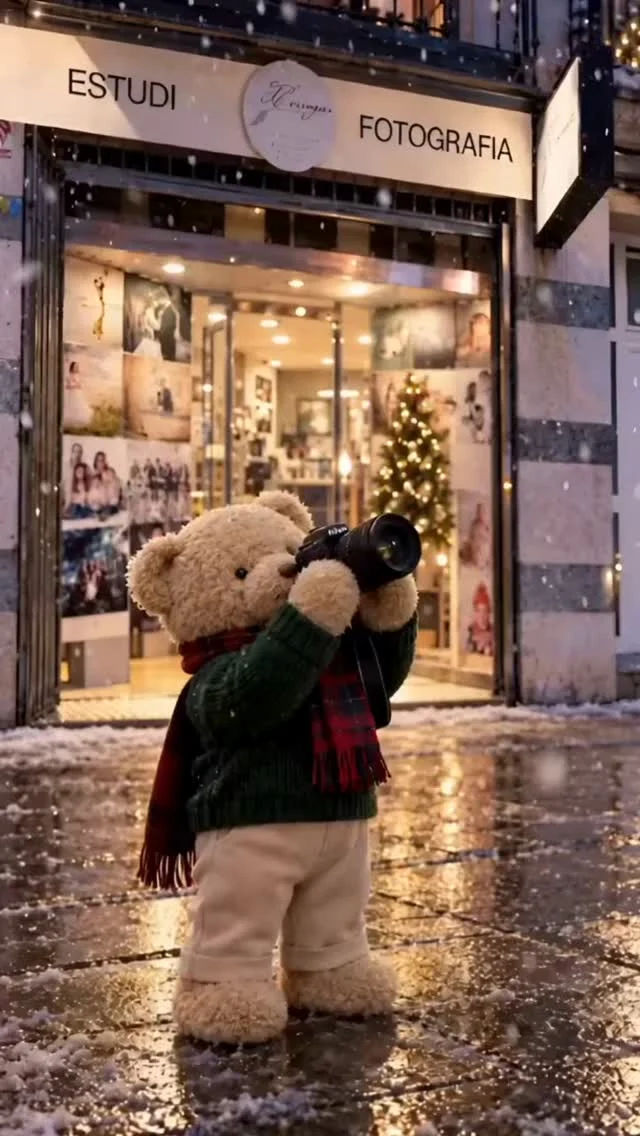 Esta Navidad nos vamos a Nueva York. ✨🗽

Un viaje de película, un decorado muy especial y una nueva historia que ya está aquí.
Queremos guardar eso que cambia tan rápido: sus gestos, su ilusión, su forma de vivir la Navidad… y esos recuerdos que con el tiempo valen todavía más.
Navidad en Nueva York
Una Navidad de película. Un recuerdo para siempre.

¡Abrimos agenda! 🎄❤️

Reserva ya entrando en www.fotocroma.com o desde el enlace de nuestra bio.

#NavidadEnNuevaYork2026Croma