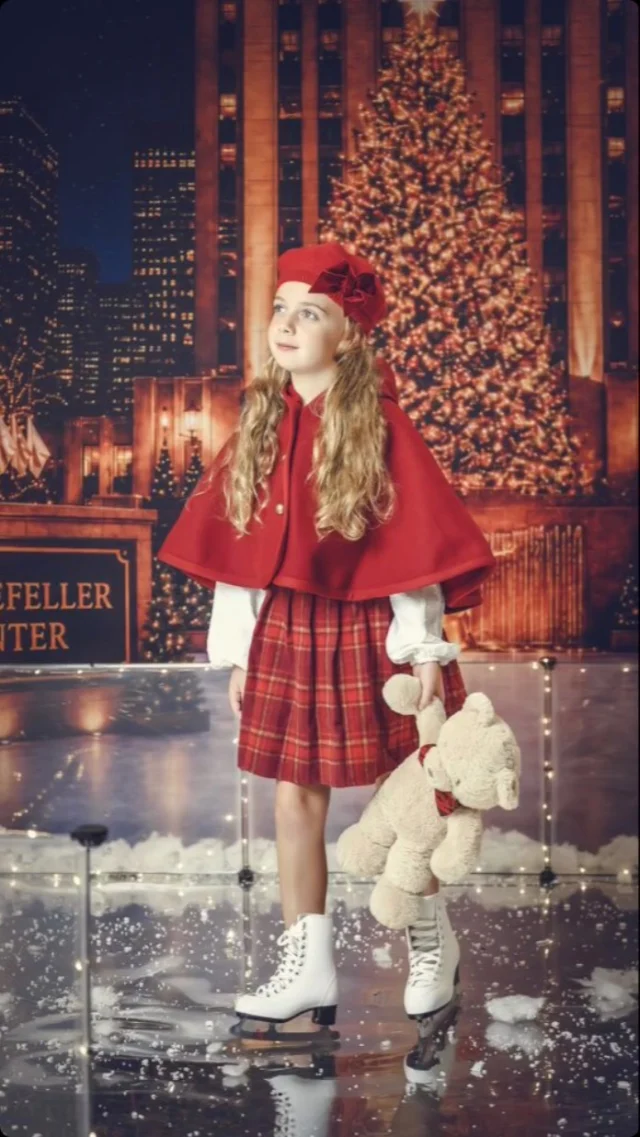 ✨⛸️ **Hay momentos de Navidad que parecen sacados de un cuento…** 🎄❤️

La ilusión en sus ojos, la magia de las luces, unos patines y su osito favorito… 🧸❄️

Porque la Navidad no es solo una época del año, es una colección de momentos que merecen quedarse para siempre. ✨

📸 En **Croma Fotografia** nos encanta transformar la ilusión de los más pequeños en recuerdos que, con los años, se convierten en auténticos tesoros.

🎁 **Ellos crecen, pero la magia de sus recuerdos permanece.**

❤️ Esta Navidad, regala recuerdos. Regala emociones. Regala fotografía.

#NavidadEnNuevaYork2026Croma #CromaFotografia #SesionesDeNavidad